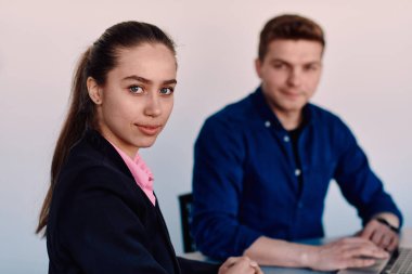 Takım elbiseli bir iş lideri, bilişim sektöründeki çalışanıyla yeni iş projeleri ve mevcut iş sorunları hakkında konuşuyor.. 