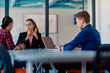 Başarılı programcılardan oluşan bir ekip bir başlangıç ofisinde oturuyor, yeni iş projeleri tasarlıyor ve mevcut sorunları çözüyorlar, teknoloji endüstrisinde yenilik ve işbirliği sergiliyorlar.. 