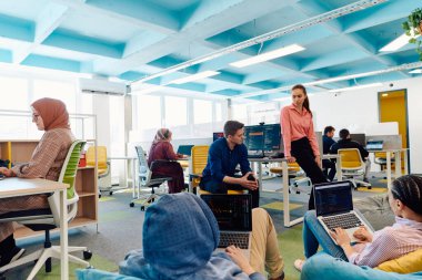 Modern bir başlangıç ofisinde, çeşitli genç ve yetenekli iş adamlarından oluşan bir grup çeşitli projeler, takım çalışması, yenilik ve girişimci ruhu hakkında canlı tartışmalara girişirler.. 