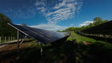 Aeira FPV dronel. Temiz Enerji Üretimi. Güneş enerjisi panellerinin üzerinden uç. Güzel Günbatımı Ormanı.