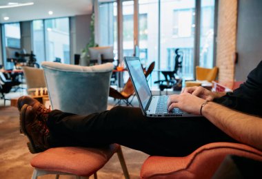 Bir ofis ortamında dizüstü bilgisayar kullanarak modern işyeri teknolojisi ve verimliliğini gösteren yakın plan bir resim..