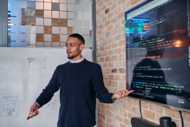 Afrikalı Amerikalı iş adamı iş stratejisini meslektaşlarına sunuyor, işbirliğini ve ileriyi düşünmeyi teşvik ediyor..