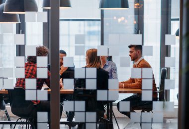 İş dünyasından profesyonellerden oluşan bir ekip canlı tartışmalara girişiyor ve stratejik fikirleri paylaşıyor, modern kurumsal kültürün merkezinde işbirliği ve yenilik sergiliyor.. 