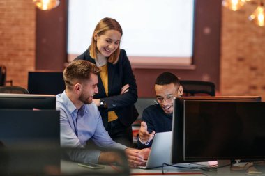 Çağdaş bir ofis ortamında, çeşitli iş adamları iş girişimlerini strateji haline getirmek ve planlamak için bilgisayarları kullanarak odaklanmış bir tartışmaya girişirler.. 