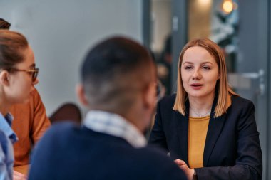 Çeşitli iş dünyasından profesyonellerden oluşan bir ekip çeşitli projeler üzerinde görüşmeler yapar ve yeni iş stratejileri geliştirerek, girişimci manzarada yaratıcılığı ve yeniliği somutlaştırır.. 