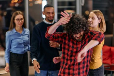 Bir grup genç iş adamı modern bir ofiste işe ara verirken ilginç oyunlar oynayarak eğleniyor.. 