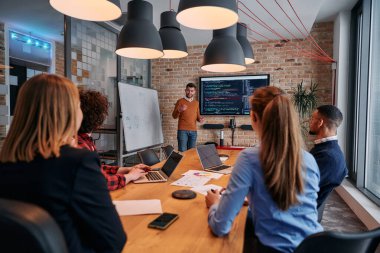Kurumsal bir kurum kuran bir işadamı, bir toplantı düzenler, özenli ekibine tutkuyla bir iş planı sunar, işbirliği ve stratejik düşünmeyi teşvik eder.. 