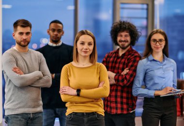 Başarılı yaratıcı iş ekibinin portresi kameraya bakıyor ve gülümsüyor. Başlangıçta çeşitli iş adamları bir arada duruyorlar. 