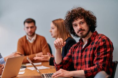Çeşitli iş dünyasından profesyonellerden oluşan bir ekip çeşitli projeler üzerinde görüşmeler yapar ve yeni iş stratejileri geliştirerek, girişimci manzarada yaratıcılığı ve yeniliği somutlaştırır.. 