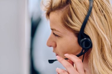 Dost canlısı çağrı merkezi ajanı gelen aramalara kulaklıkla cevap veriyor, müşteri hizmetlerini uzaktan sağlıyor. Müşteri sorunlarını çözmek için mükemmel iletişim yeteneklerini kullanan mutlu bir kadın.. 