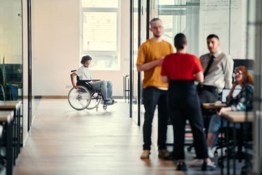Genç girişimcilerden oluşan dinamik bir grup modern cam ofis içinde canlı bir tartışmaya girişiyor, yeni iş projelerini keşfediyor ve yenilikleri teşvik ediyor.