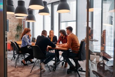 İş dünyasından profesyonellerden oluşan bir ekip canlı tartışmalara girişiyor ve stratejik fikirleri paylaşıyor, modern kurumsal kültürün merkezinde işbirliği ve yenilik sergiliyor.. 