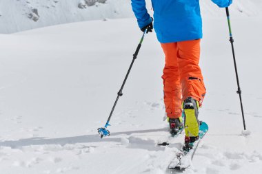 İyi giyimli dağcıların yakın çekimi sayısız maceranın hikayesini gözler önüne seriyor ve cesur bir tırmanışa daha hazırlanıyor.. 