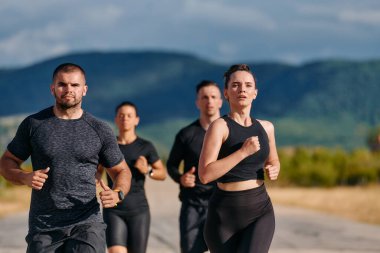 Profesyonel bir atletizm takımı, yaklaşan maratona hazırlanmak için en yüksek performansa koşuyor.. 