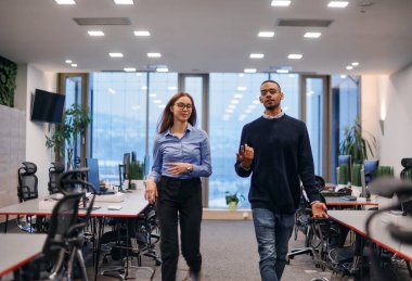 Sarışın bir iş kadını, Afrikalı Amerikalı meslektaşı ile birlikte kurumsal liderlikte işbirliği ve çeşitliliği somutlaştırarak kasten bir adım atıyor.. 