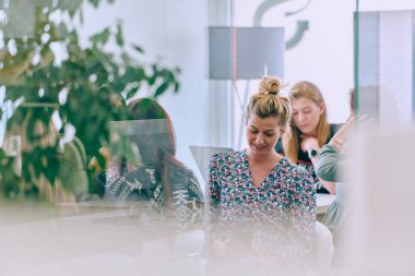 Müşteri operasyonlarını geliştirme amaçlı yeni iş konuları ve stratejiler üzerinde odaklanmış dinamik bir iş ekibi. 