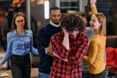 Bir grup genç iş adamı modern bir ofiste işe ara verirken ilginç oyunlar oynayarak eğleniyor.. 