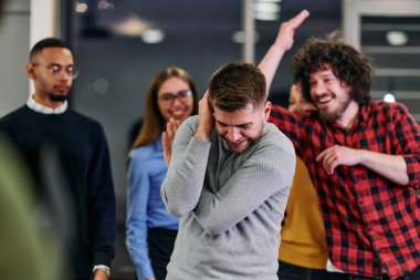 Bir grup genç iş adamı modern bir ofiste işe ara verirken ilginç oyunlar oynayarak eğleniyor.. 