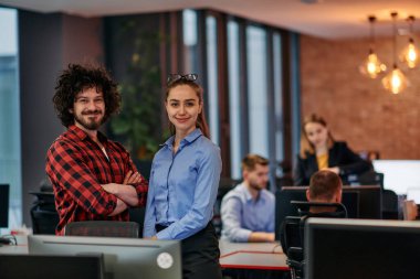 Gösterişli, modern bir ofis ortamında, Avrupalı sarışın bir iş kadını ve meslektaşı, birlikte çalışırlar, birlikte çalışırlar, profesyonelliği ve takım çalışmasını yansıtırlar..