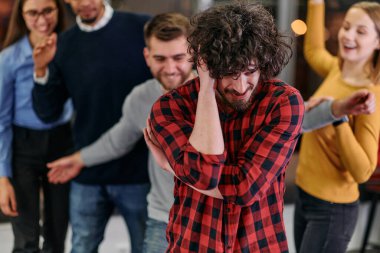 Bir grup genç iş adamı modern bir ofiste işe ara verirken ilginç oyunlar oynayarak eğleniyor.. 