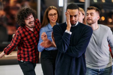 Bir grup genç iş adamı modern bir ofiste işe ara verirken ilginç oyunlar oynayarak eğleniyor.. 