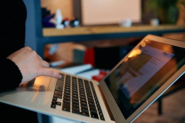 Bir ofis ortamında dizüstü bilgisayar kullanarak modern işyeri teknolojisi ve verimliliğini gösteren yakın plan bir resim..