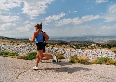  Canlandırıcı bir sabah koşusu sırasında çift zorlu dağ patikalarını fethetti..