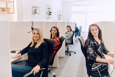 Bir çağrı merkezinde çalışan kendini adamış bir kadın ekibi, profesyonellik ve verimlilikle müşterilere telefonla yardım ve destek sağlıyor.. 