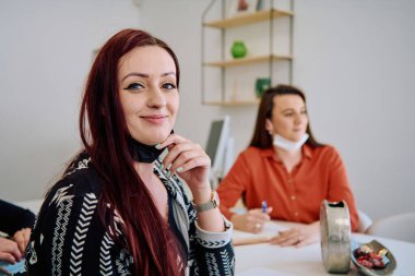 Bir toplantıya liderlik eden ve modern ofis ortamında yeni projeleri tartışan profesyonel iş kadınlarından oluşan dinamik bir ekip.. 