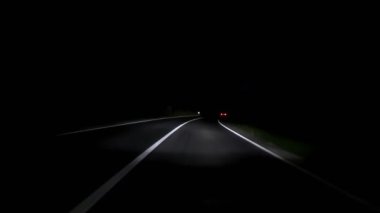 Uyarlamalı matris LED farları olan kırsal bir yolda gece araba sürmek