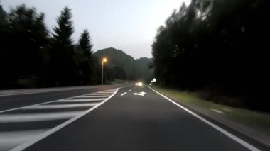 Uyarlamalı matris LED farları olan kırsal bir yolda gece araba sürmek