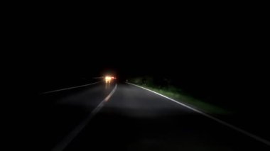 Uyarlamalı matris LED farları olan kırsal bir yolda gece araba sürmek