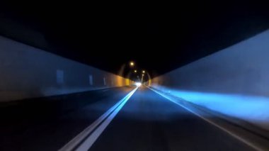 Uyarlamalı matris LED farları olan kırsal bir yolda gece araba sürmek