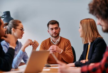 Çeşitli iş dünyasından profesyonellerden oluşan bir ekip çeşitli projeler üzerinde görüşmeler yapar ve yeni iş stratejileri geliştirerek, girişimci manzarada yaratıcılığı ve yeniliği somutlaştırır.. 