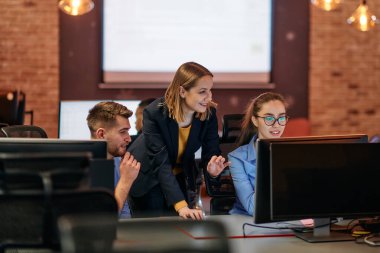 Çağdaş bir ofis ortamında, çeşitli iş adamları iş girişimlerini strateji haline getirmek ve planlamak için bilgisayarları kullanarak odaklanmış bir tartışmaya girişirler.. 