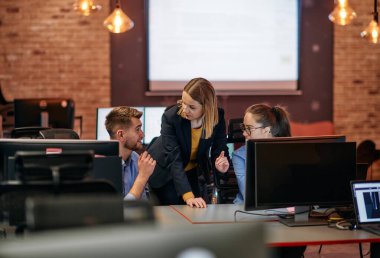 Çağdaş bir ofis ortamında, çeşitli iş adamları iş girişimlerini strateji haline getirmek ve planlamak için bilgisayarları kullanarak odaklanmış bir tartışmaya girişirler.. 