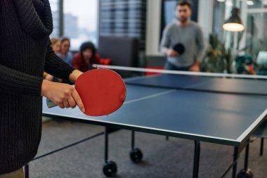  İş arkadaşları masa tenisi oynamak, iş yerinde takım çalışması ve arkadaşlığı teşvik etmek için işe ara veriyorlar.. 