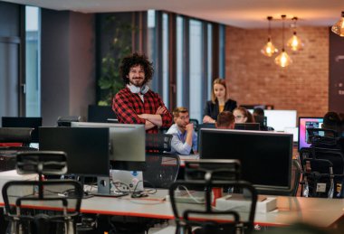 Çağdaş bir ofis ortamında, çeşitli iş adamları iş girişimlerini strateji haline getirmek ve planlamak için bilgisayarları kullanarak odaklanmış bir tartışmaya girişirler.. 