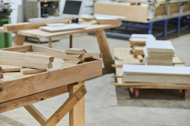 CNC kesme makinelerinin ve çeşitli ahşap işleme ekipmanlarının sergilendiği bir ahşap işleme tesisinin iç görünümü.