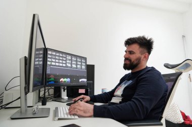 Uzman yazılım kullanarak dijital görüntüleri geliştiren profesyonel video düzenleyici. Ev ofisinin çalışma alanı üzerinde uzman video fotoğrafçısı çift ekran çalışma istasyonu bilgisayarının çalışma yerinde düzenleme