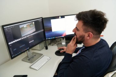 Uzman yazılım kullanarak dijital görüntüleri geliştiren profesyonel video düzenleyici. Ev ofisinin çalışma alanı üzerinde uzman video fotoğrafçısı çift ekran çalışma istasyonu bilgisayarının çalışma yerinde düzenleme