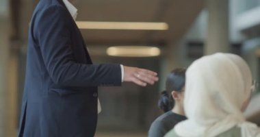 Çeşitli girişimci grupları modern bir ofis içinde dinamik bir iş toplantısı düzenler, iş geliştirme konusunda işbirlikçi ruhlarını ve yenilikçi yaklaşımlarını sergilerler.. 