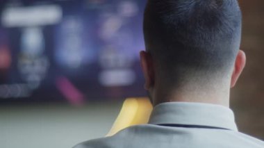 Bir işletme müdürü, modern bir ofiste işe ara verir ve oyun oynamaya başlar. Bir kumandayla TV 'de oyun oynar. Boş vakitleri ve rahatlığı bir tutam ofis ile birleştirir.