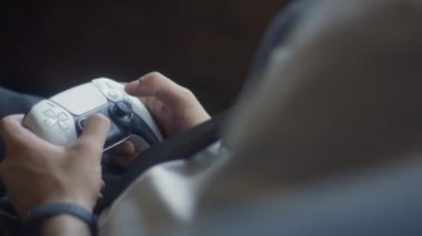 Bir işletme müdürü, modern bir ofiste işe ara verir ve oyun oynamaya başlar. Bir kumandayla TV 'de oyun oynar. Boş vakitleri ve rahatlığı bir tutam ofis ile birleştirir.