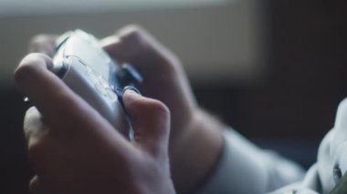 Bulanık kavramsal video, tekerlekli sandalyeler, yaratıcı fikirler geliştirmek ve çözümler bulmak için çeşitli profesyonellerin işbirliği yaptığı modern bir başlangıç ofisinde kapsayıcılığı ve erişilebilirliği simgeler.