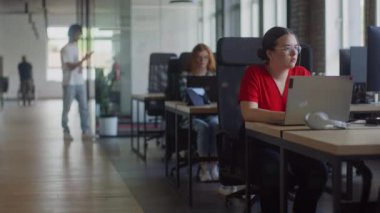 Çeşitli iş arkadaşları, modern bir girişim ofisindeki iş arkadaşları tarafından çevrelenmiş, takım çalışması, yenilik ve sorun üzerine tartışmalara giriyorlar.