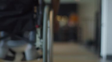 Bulanık kavramsal video, tekerlekli sandalyeler, yaratıcı fikirler geliştirmek ve çözümler bulmak için çeşitli profesyonellerin işbirliği yaptığı modern bir başlangıç ofisinde kapsayıcılığı ve erişilebilirliği simgeler.