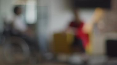 Tekerlekli sandalyedeki Afrikalı Amerikalı işadamı, meslektaşı ile mesleki bir tartışmaya giriyor, çeşitli iş sorunlarını ele alıyor ve kapsamlı ve çeşitli modern çözümleri araştırıyor.