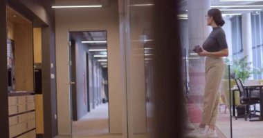 Yeni başlayan bir ofisin modern cam duvarları arasında, Afrika kökenli Amerikalı bir adam da dahil olmak üzere çeşitli meslektaşlar, kahve yakıtlı bir tartışmaya girişerek, işbirliği ve yenilikleri örnek gösterirler.