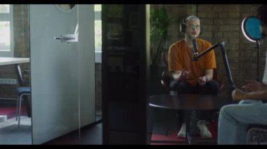 Çarpıcı mavi saçlı genç bir girişimci, çeşitli iş hikayeleri ve yeni girişimci fikirleri hakkında sohbetler yaparak, yenilikleri teşvik ederek ve paylaşarak bir podcastta konuk olarak görev yapıyor.